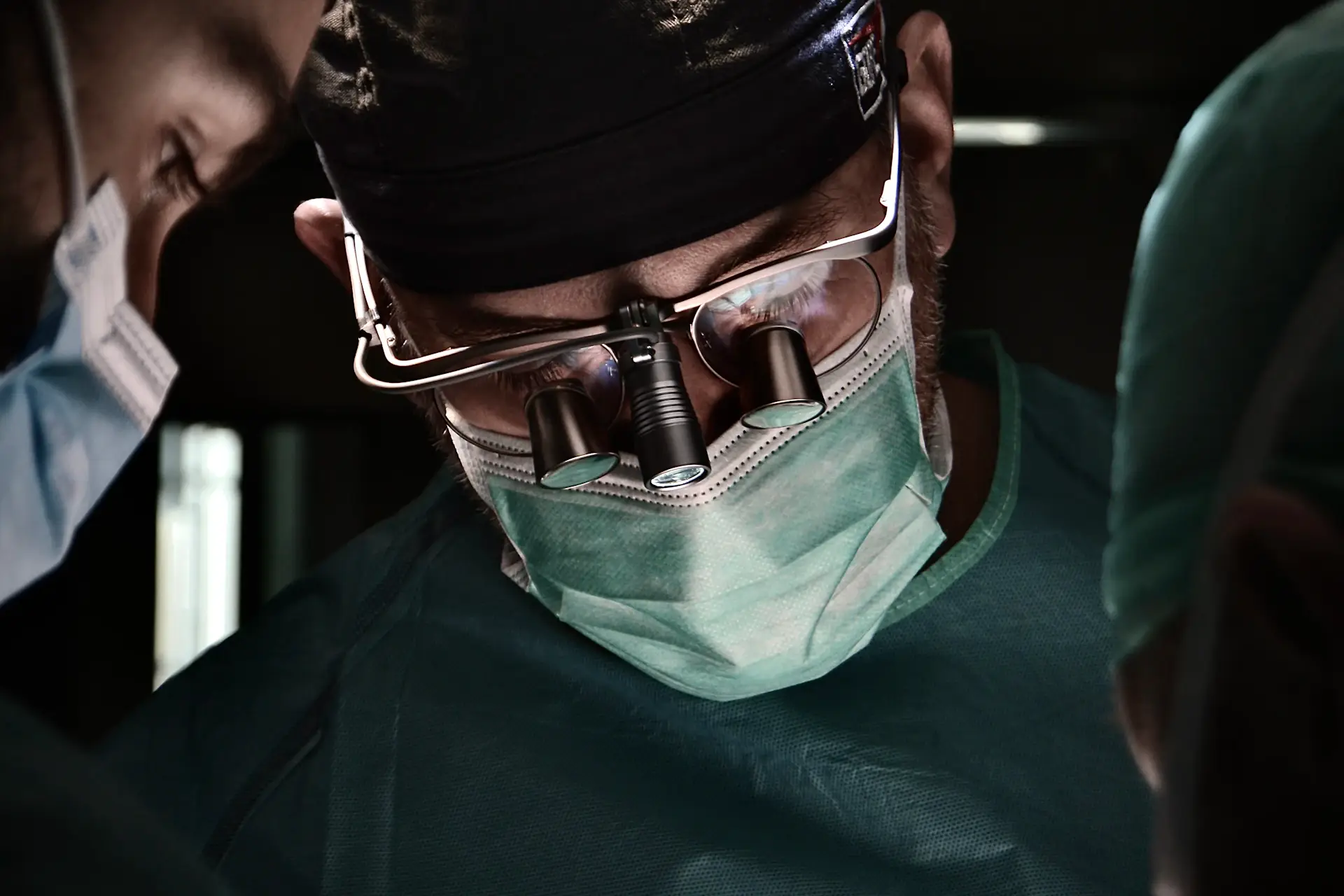 Chirurgien portant des loupes binoculaires pendant une intervention