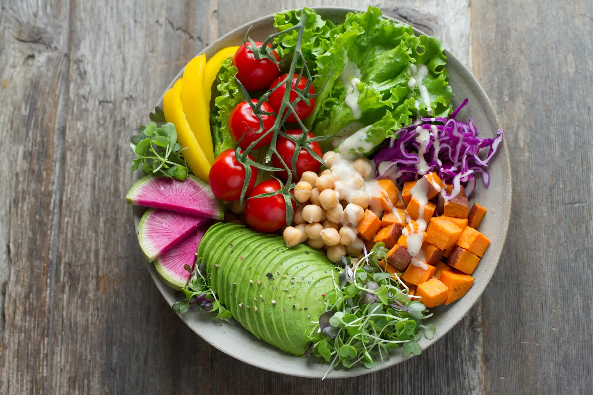 Bol de légumes, légumineuses et avocat
