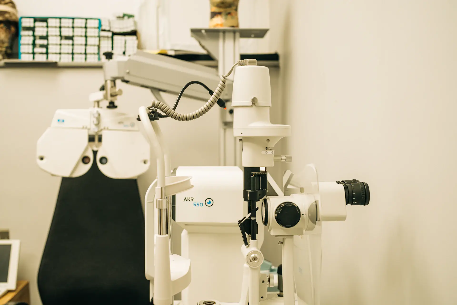 Salle d'examen ophtalmologique équipée d'une lampe à fente