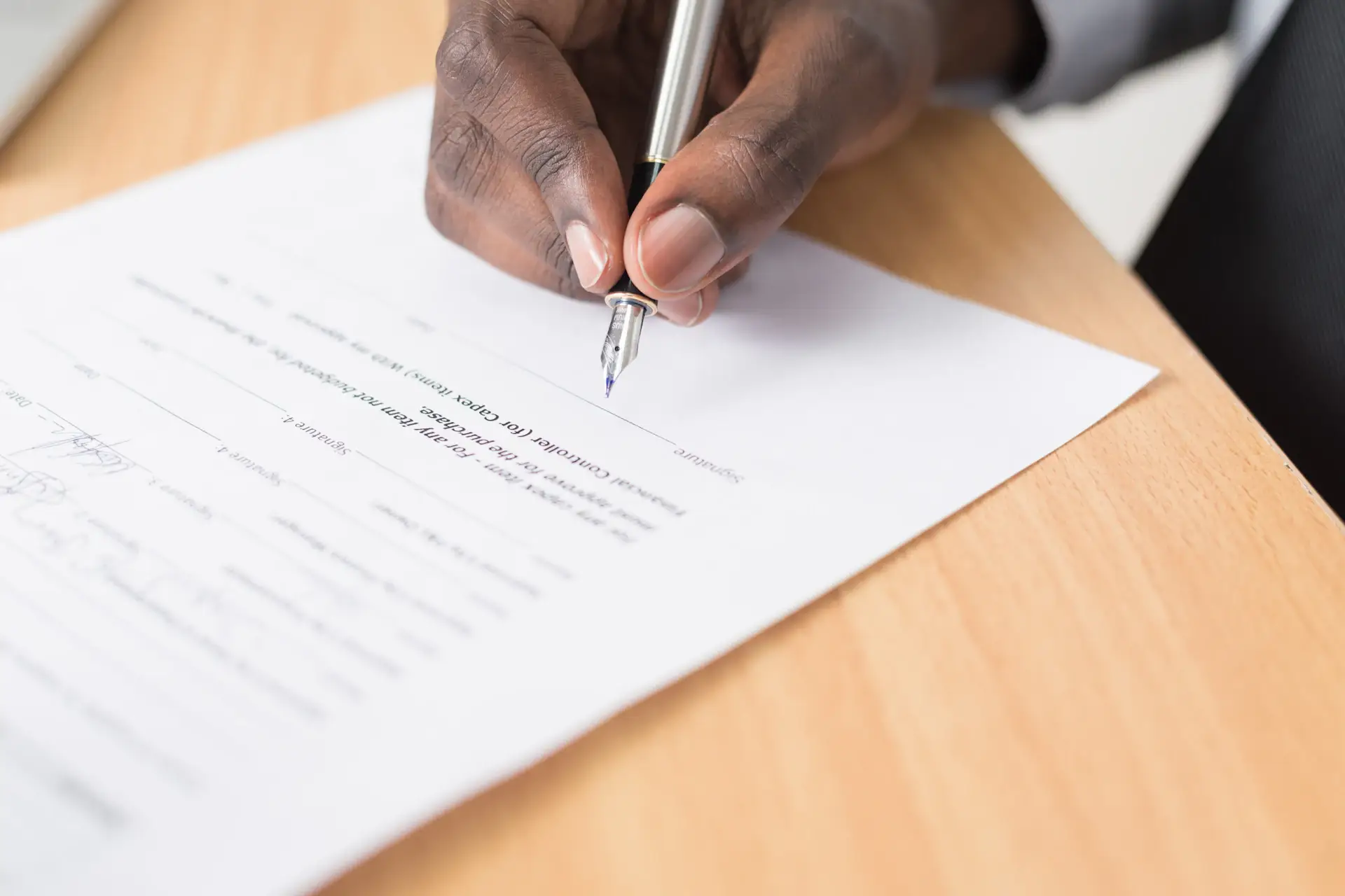 Signature d'un document au stylo